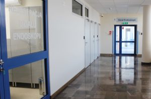 drzwi koloru niebieskiego działu Endoskopii znajdujące sie na II piętrze szpitala