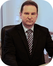 kierownik oddziału ubrany w garnitur koloru czarnego