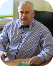 Kierownik oddziału ubrany w koszulę koloru niebieskiego
