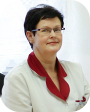 kobieta ubrana w białą odzież ochronną usmiecha się