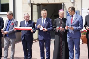 osoby ubrane w ubrania medyczne i wizytowe oraz maseczki ochronne na twarzy podczas otwarcia oddziału ZOL szpitala.