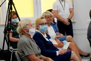 osoby ubrane w ubrania medyczne i wizytowe oraz maseczki ochronne na twarzy podczas otwarcia oddziału ZOL szpitala.