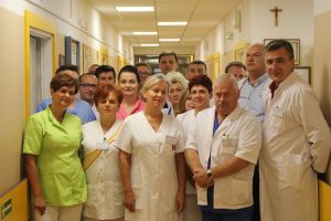 Zespół medyczny oddziału urologicznego w białych ubraniach ochronnych.