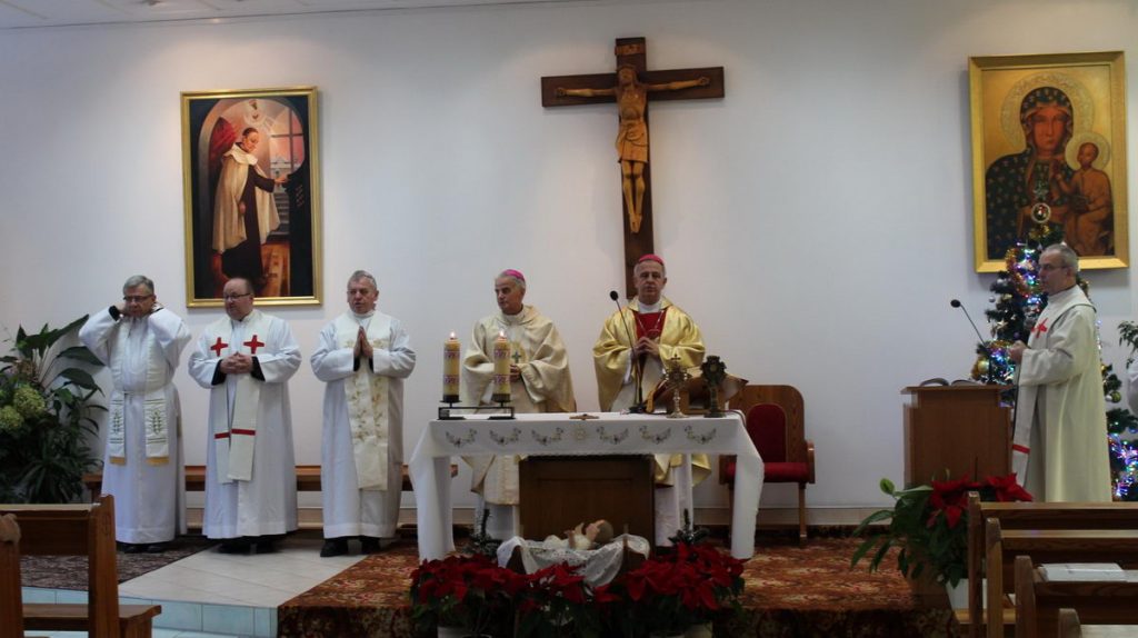 kaplica szpitala księżą ubrani w ubrania koloru białego udzielają błogosławieństwa podczas mszy swiętej