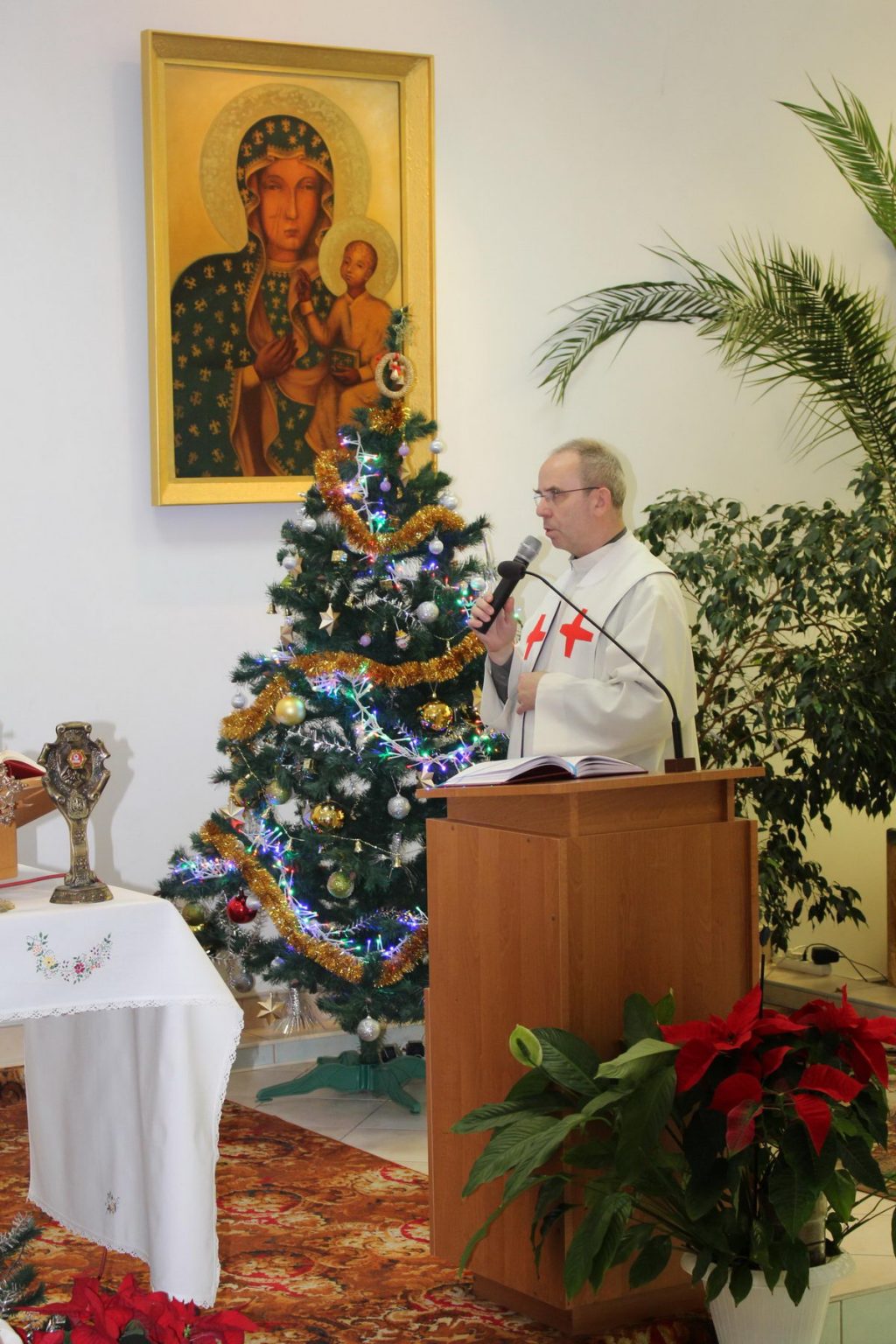 kaplica szpitalna. Kapelan w białym ubraniu podczas kazania na mszy swiętej