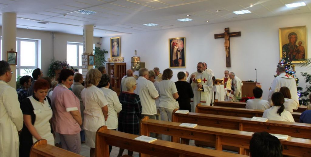 kaplica szpitalna osoby podczas komunii swiętej udzielanych przez księży podczas mszy