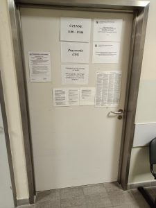 dzwi koloru szarego wraz z adnotacjami przyjęć pacjentów do pracowni USG.
