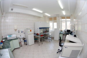 pokój w którym znajduję się sprzęt do wykonywania badań laboratoryjnych