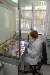 pracownik laboratorium wykonujący badania laboratoryjne
