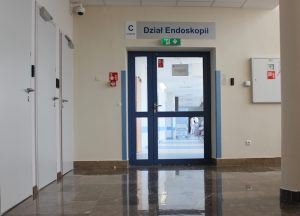 drzwi koloru niebieskiego działu Endoskopii znajdujące sie na II piętrze szpitala