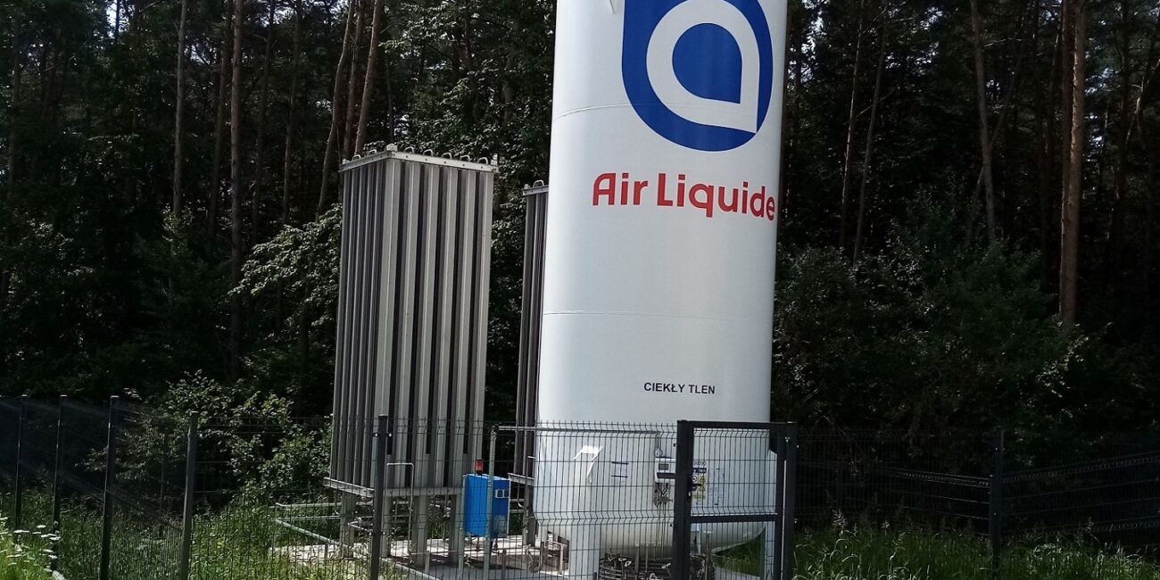 zbiornik na ciekły tlen medyczny o pojemności użytkowej 33 tysięcy litrów znajdującej się koło szpitala