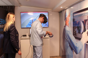 Lekarz podczas szkolenia przy uzyciu wirtualnej rzeczywistosci.
