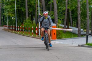 mężczyzna ubrany w sportowe ubranie na rowerze