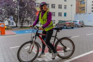 kobieta ubrana w ubranie sportowe na rowerze