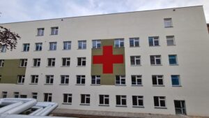 budynek szpitala ŚCCHP koloru białego z krzyżem koloru czerwonego