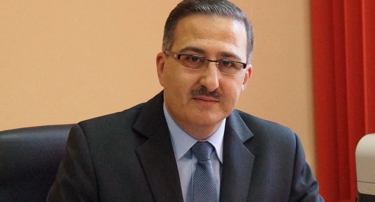 dyrektor szpitala ubrany w wizytowy granitur uśmiecha się