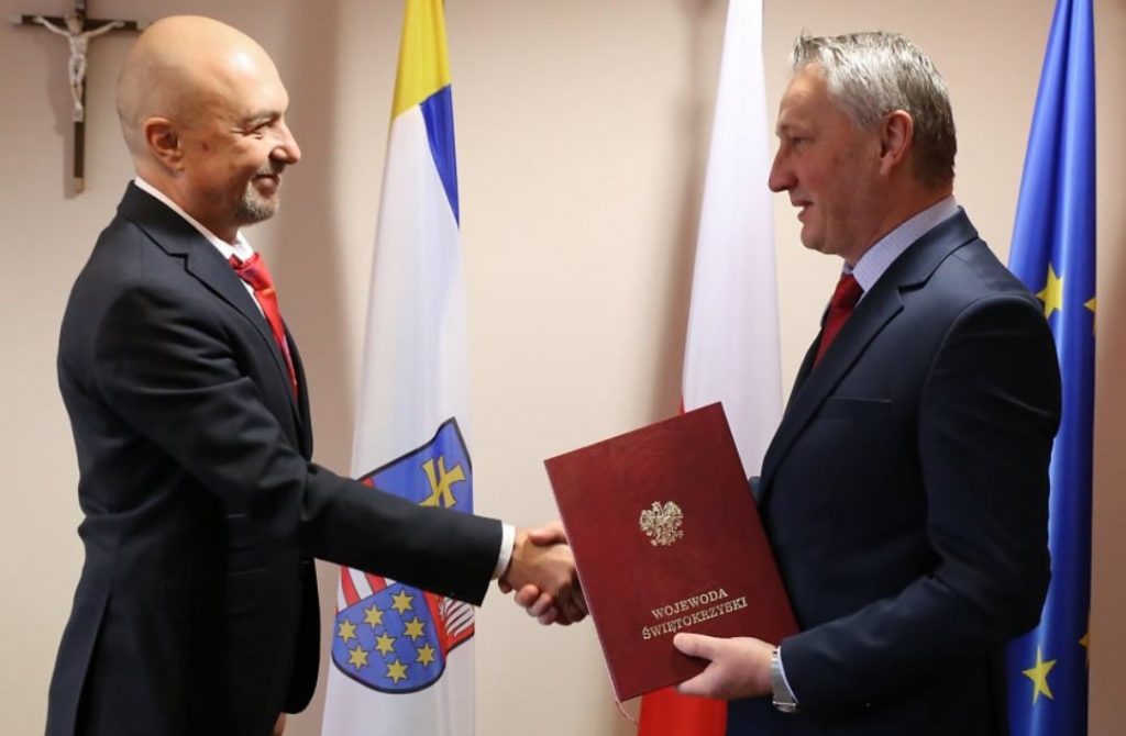 dwie osoby ubrane w garitur z usmiechem na twatzy podaje sobie ręke