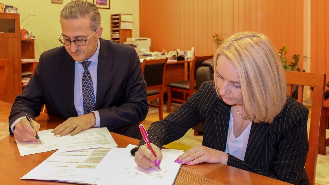 dyrektor podpisuje dokument podczas przekazania respiratora dla szpitala