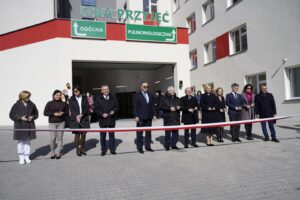 osoby podczas otwarcia izby przyjęć podczas przecięcia wstęgi