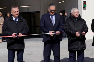 uroczyste przecięcie wstęgi podczas otwarcia izby przyjęć w tle dyrektor szpitala