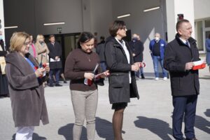 osoby podczas otwarcia izby przyjęć podczas przecięcia wstęgi