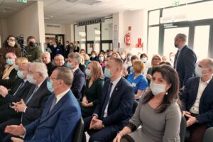 osoby ubrane w ubrania wizytowe i maseczki podczas uroczystości otwarcie izby przyjęć