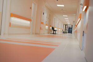 korytarz oddziału szpitala koloru pomorańczowego