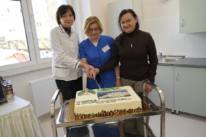 trzy kobiety podczas krojenia torta
