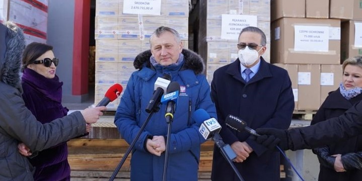 dyrektor wraz z wojewodą ubrani w ubrania zimowe podczas konferencji przekazania środków ochronnych dla szpitala