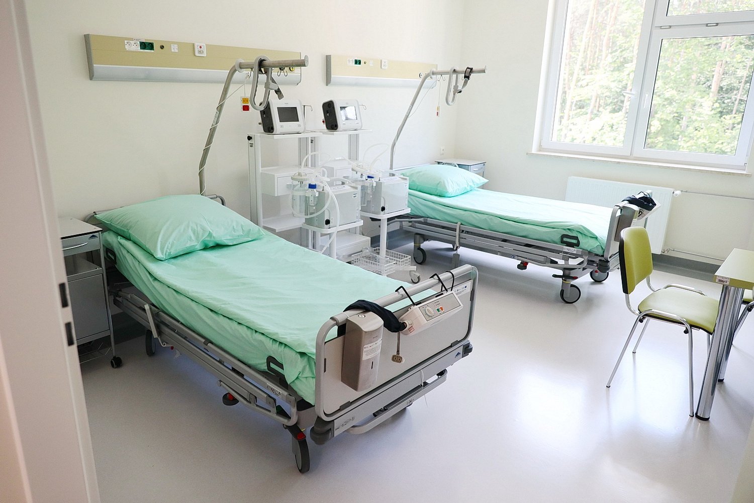 Kolejne łóżka w Zakładzie Opiekuńczo-Leczniczym szpitala w Czerwonej Górze