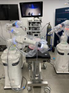 Zdjęcie przedstawia nowy sprzęt szpitalny, jest to robot służący do operacji osób