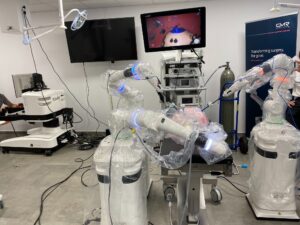 Zdjęcie przedstawia nowy sprzęt szpitalny, jest to robot służący do operacji osób