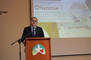 Przemówienie dyrektora szpitala, podczas prezentacji z otwarcia nowego oddziału