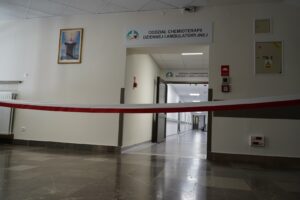 Fotografia przedstawia nowy szpitalny korytarz, oddzielony wstęgą