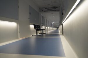 Fotografia przedstawia nowy szpitalny korytarz, w kolorze biało niebieskim