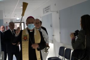 Biskup Kielecki święcący nowo otwarty oddział w naszym szpitalu