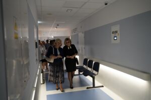 Dwie Panie spacerujące po nowo otwartym korytarzu szpitala