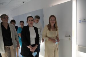 Spacerująca korytarzem grupa osób nowo otwartego oddziału