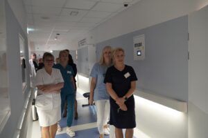 Fotografia przedstawia grupę osób, na pierwszym planie są cztery kobiety, uśmiechnięte i zadowolone otwarciem nowego oddziału.