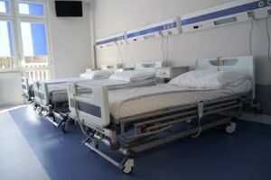 Zdjęcie sali nowo otwartego oddziału. Widzimy 3 łóżka i nowy sprzęt techniczny