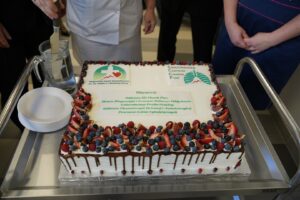 Zdjęcie przedstawia tort, który został przygotowany z okazji otwarcia nowego, 3 oddziału Chorób Płuc.