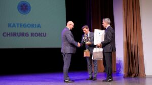 Wręczenie nagrody w kategorii "Chirurg Roku" Na zdjęciu widzimy trzech mężczyzn, w tym jednego laureata