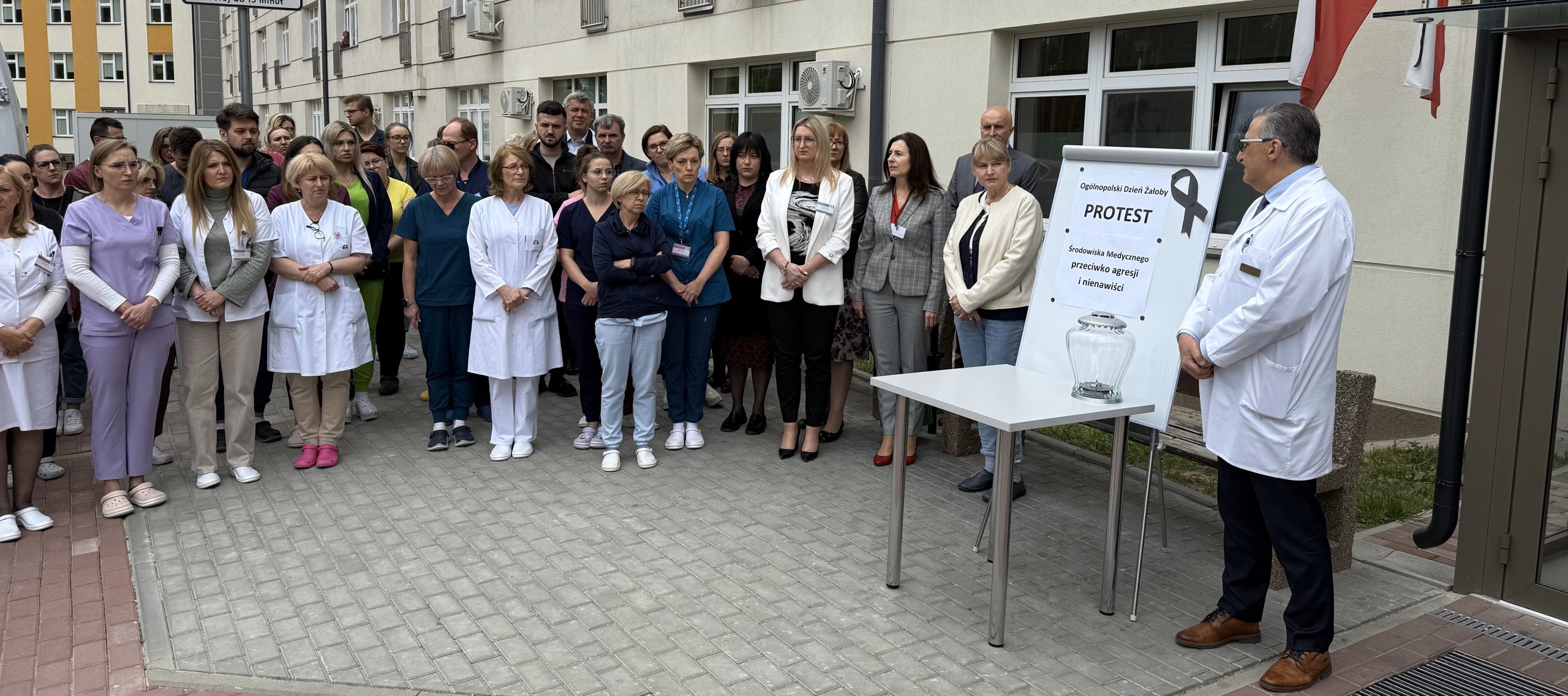 Protest personelu szpitala w Czerwonej Górze przeciwko agresji i nienawiści