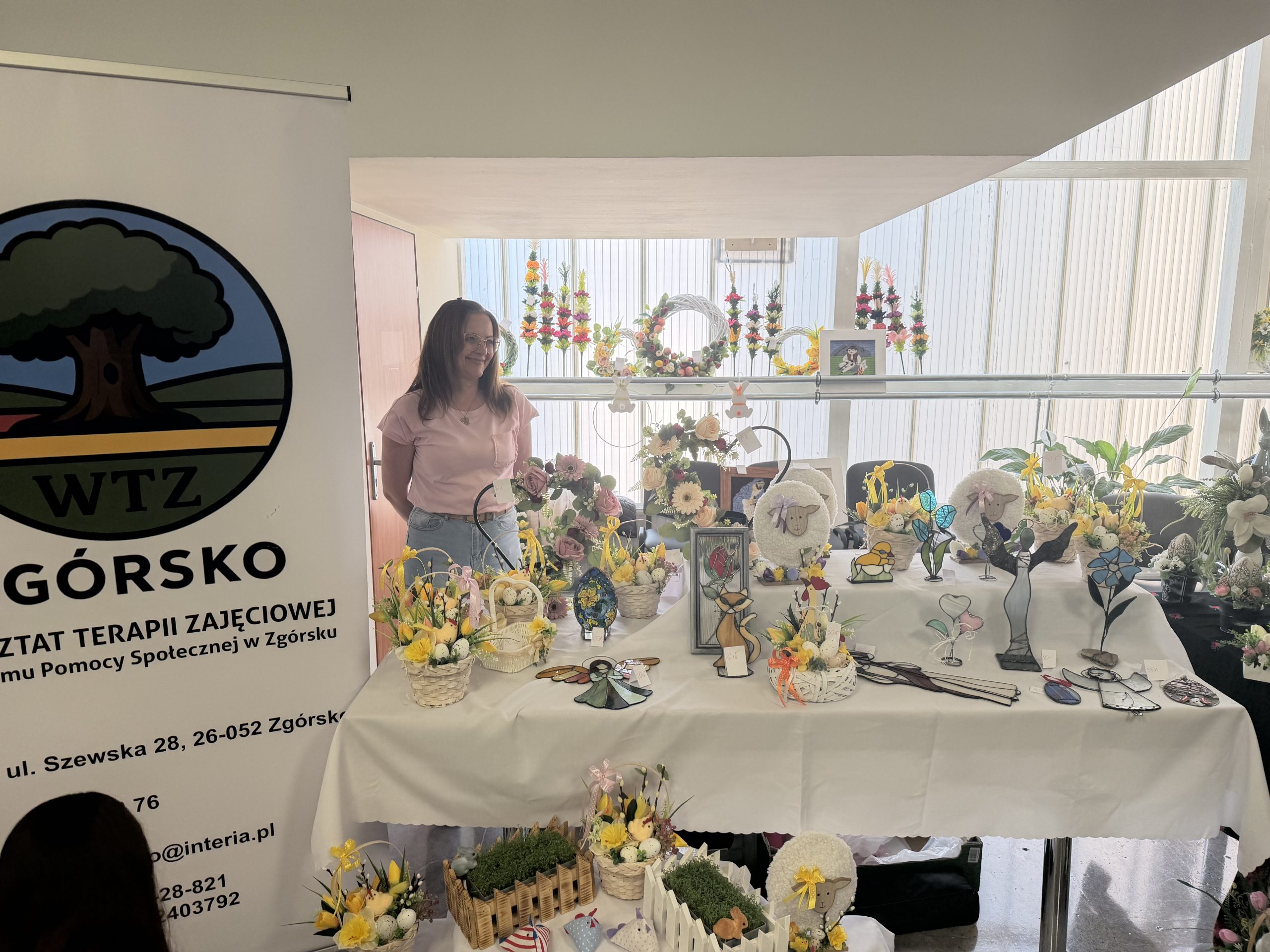 Wielkanocny Kiermasz Ekonomii Społecznej w szpitalu w Czerwonej Górze – świąteczna atmosfera i pomoc, która ma znaczenie